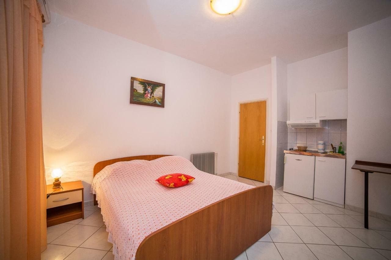 Apartmani Ina Povlja  Exterior foto